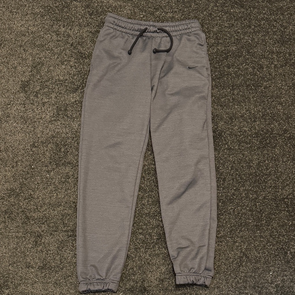 Nike Women's Gray Therma-fit cuffed sweatpants